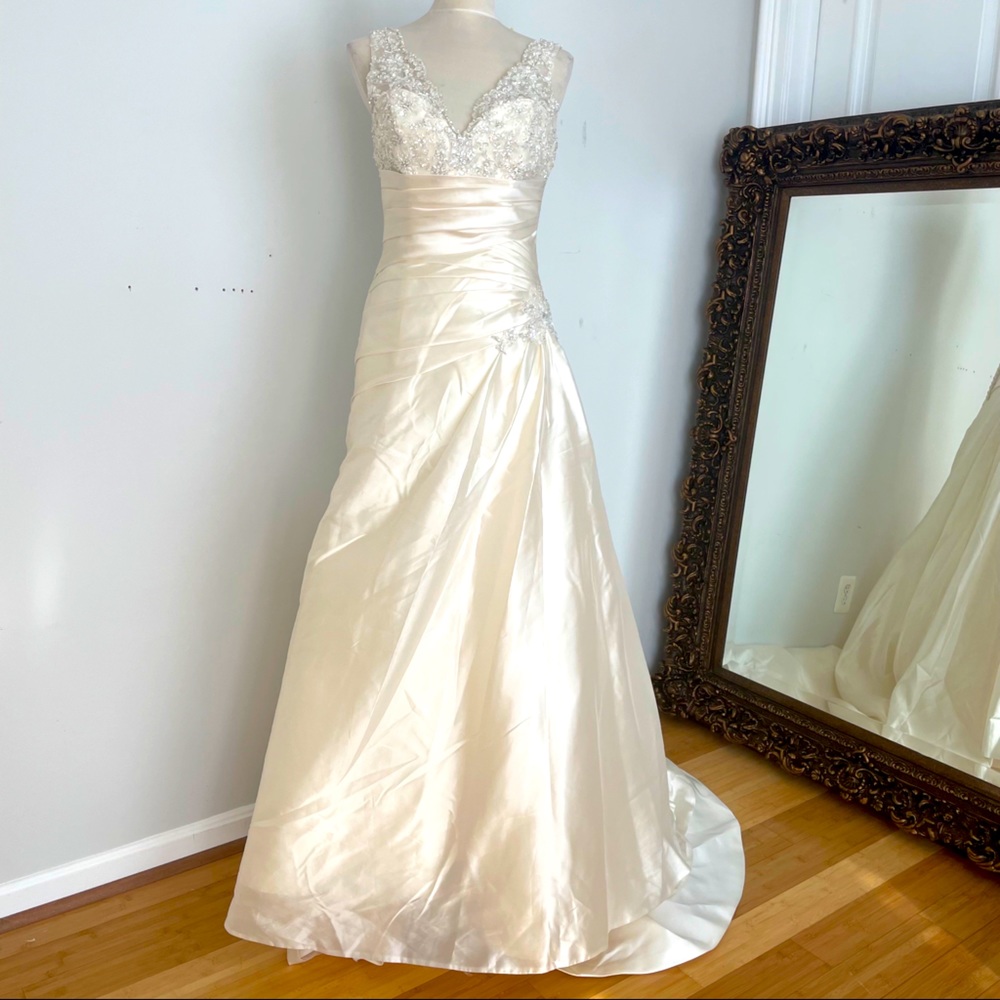NWOT A-line Organza and Lace Wedding Dress Size 8